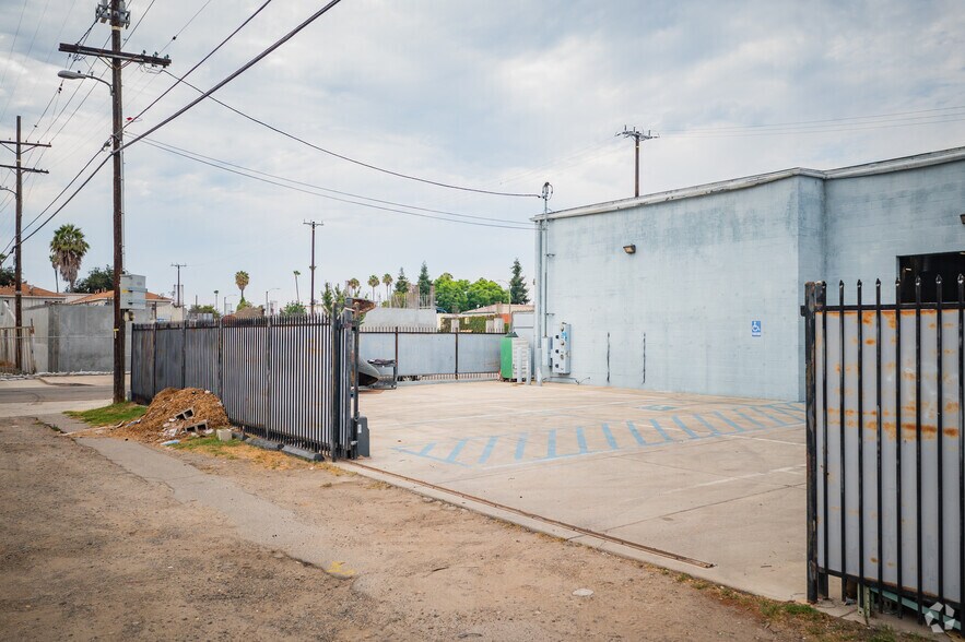 More Photos Of 3816-3822 W Jefferson Blvd, Los Angeles Warehouse For Lease