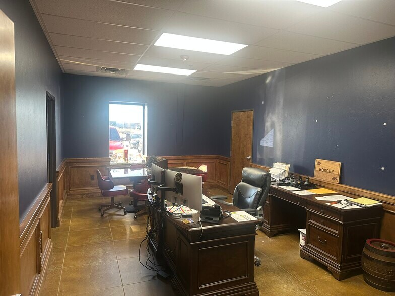 More Photos Of 400 SE Stafford St, Lawton Distribution For Sale