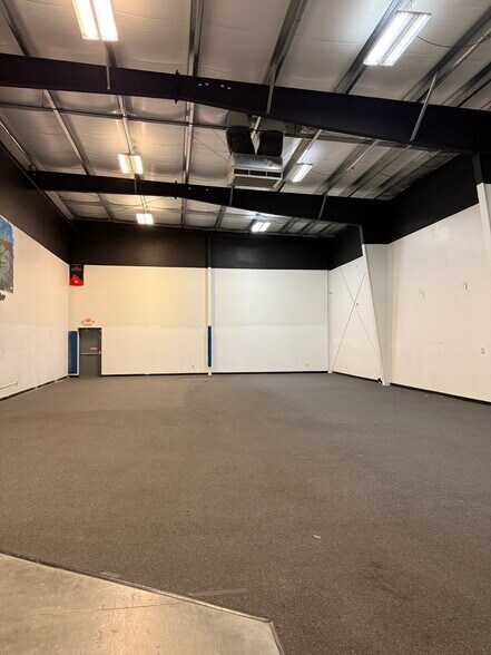 More Photos Of 318 Taxiway Dr, Annville Freestanding For Lease