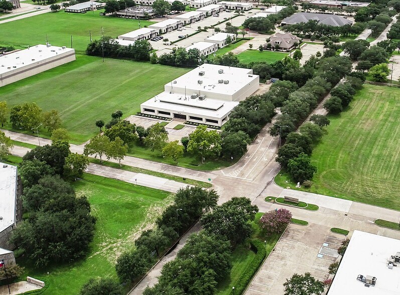More Photos Of 10410 Corporate Dr, Sugar Land Research And Development For Lease