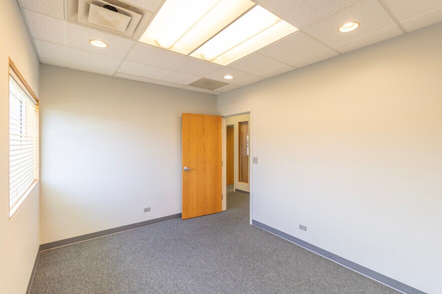 More Photos Of 450 Bennett Rd, Elk Grove Village Warehouse For Lease