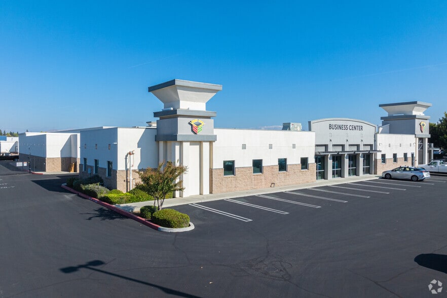 More Photos Of 2491 Alluvial Ave, Clovis Self Storage For Lease