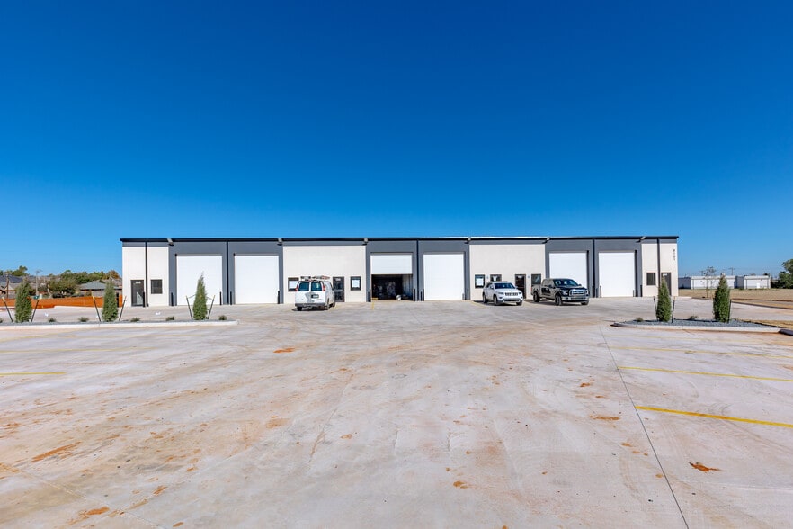 More Photos Of 8101 Silver Xing, Oklahoma City Unknown For Lease