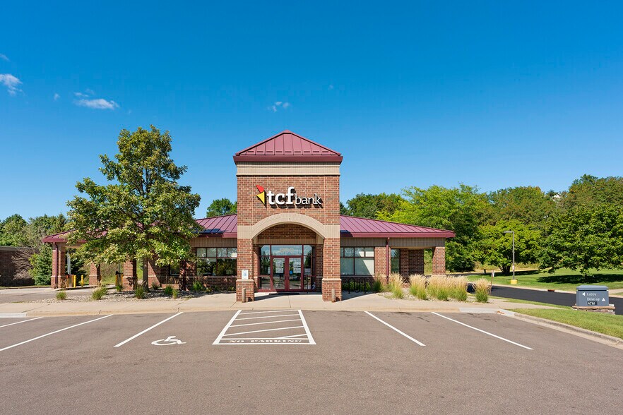 More Photos Of 800-860 W 78th St, Chanhassen General Retail For Lease