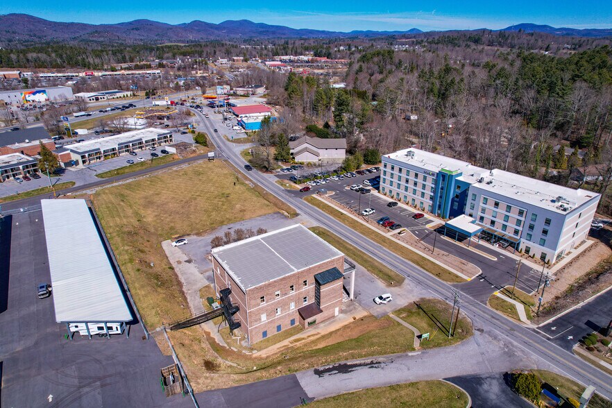 More Photos Of 135 Sugarloaf Rd, Hendersonville Freestanding For Sale