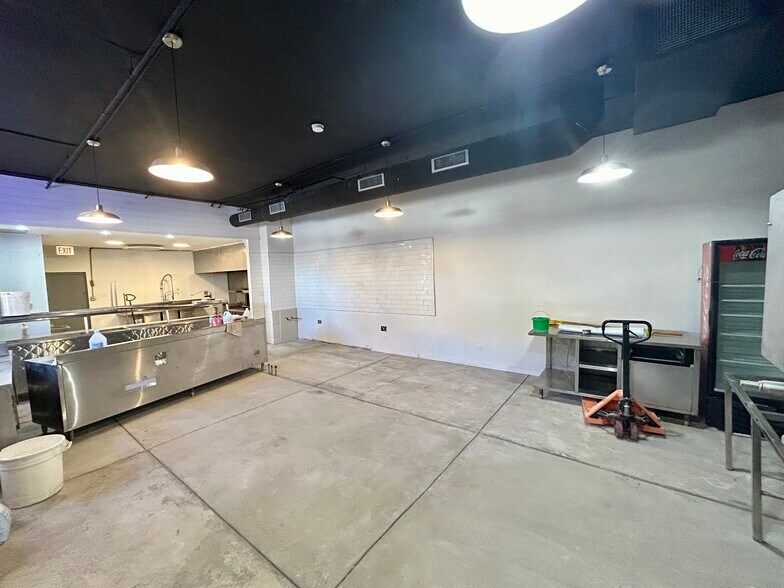 More Photos Of 3400 W Evergreen Ave, Chicago Storefront Retail Residential For Lease