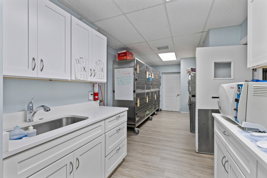 More Photos Of 5915 Belair Rd, Baltimore Veterinarian Kennel For Sale
