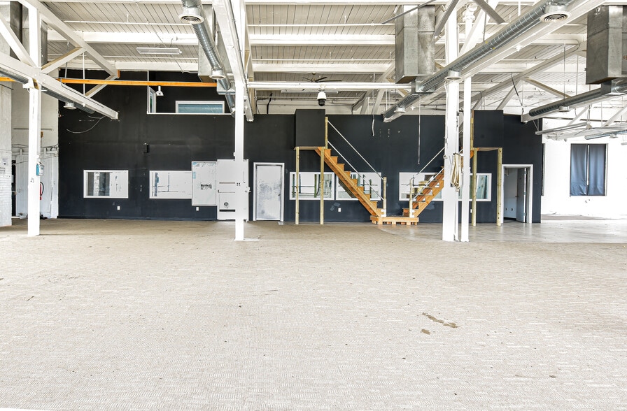 More Photos Of 2 Aspen Pl, Passaic Showroom For Lease