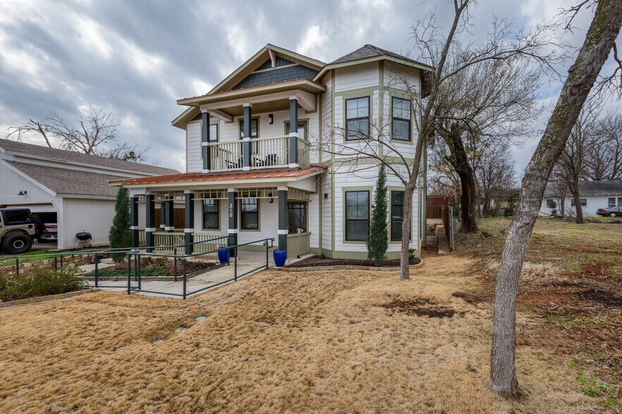 More Photos Of 210 E Church St, Weatherford Office Residential For Lease