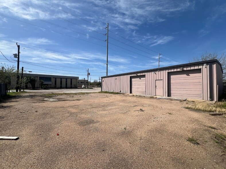 Primary Photo Of 3540 Oak Forest Dr, Houston Light Manufacturing For Sale