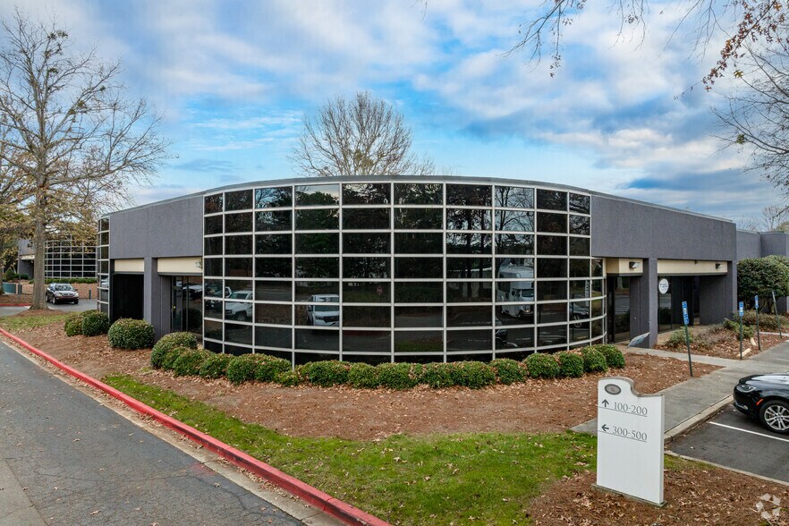 More Photos Of 7840 Roswell Rd, Sandy Springs Unknown For Lease