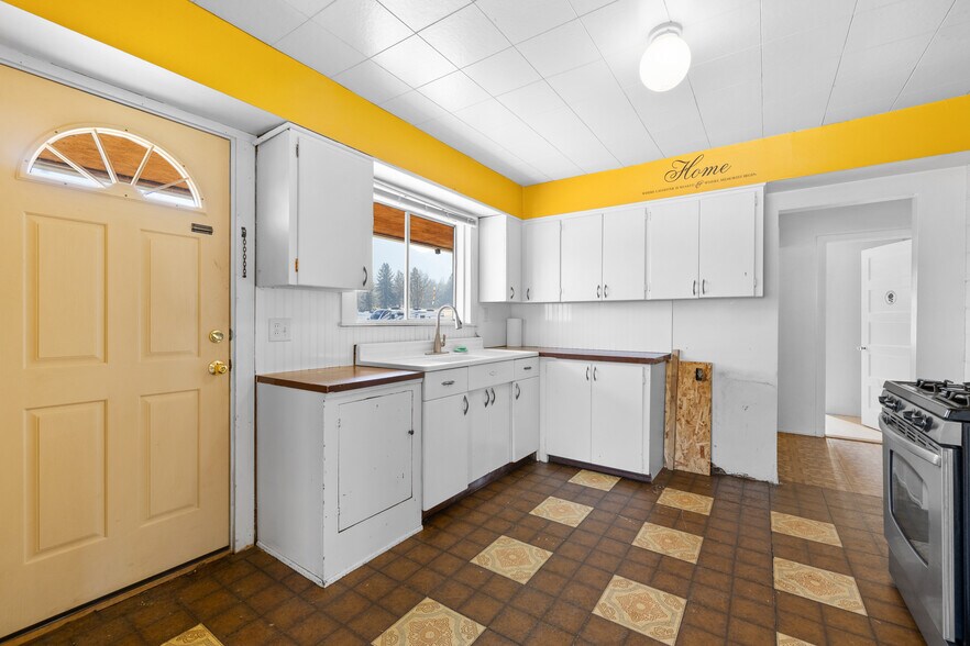 More Photos Of 175 Rogue River Hwy, Gold Hill Office For Sale