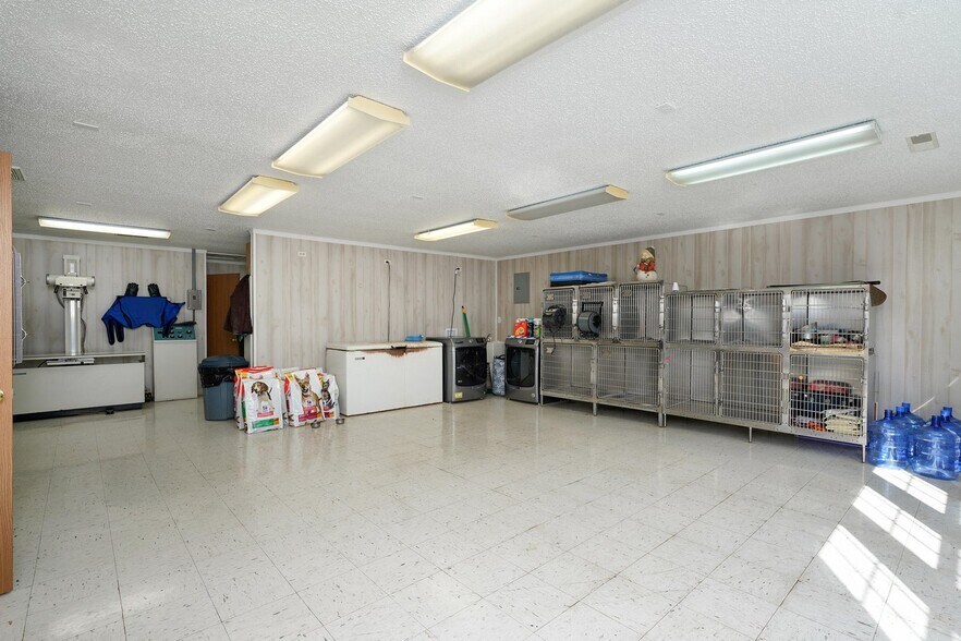 More Photos Of 11159 Lawrence 1163, Mount Vernon Veterinarian Kennel For Sale