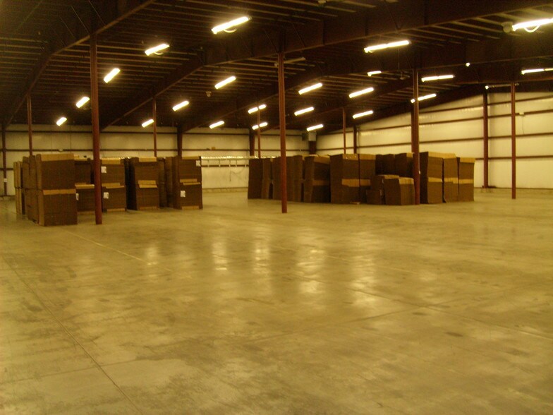 More Photos Of 2481 Towerview Dr, Neenah Distribution For Lease