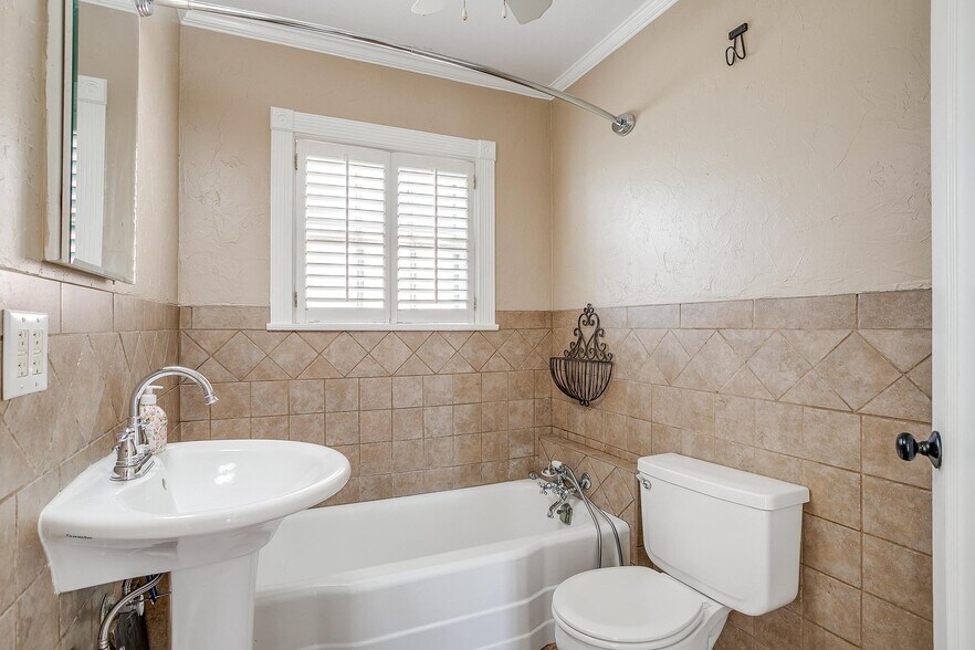 More Photos Of 113 N Tarrant St, Crowley Office For Sale