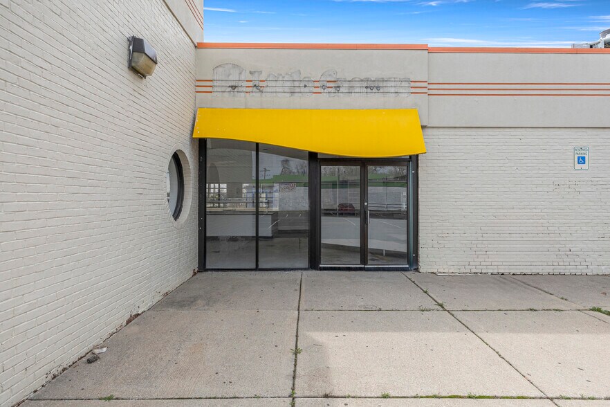 More Photos Of 15839 Telegraph Rd, Redford Township Fast Food For Lease