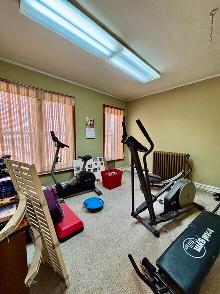 More Photos Of 221 W Washington St, Marquette Flex For Sale