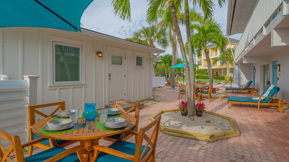 More Photos Of 104 Avenida Veneccia, Siesta Key Multifamily For Sale