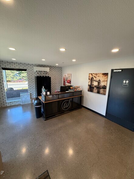 More Photos Of 5490 Commercial St SE, Salem Flex For Sale