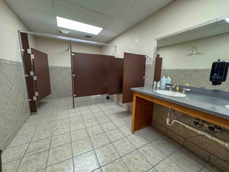 More Photos Of 3709 W Reno Ave, Oklahoma City Showroom For Lease