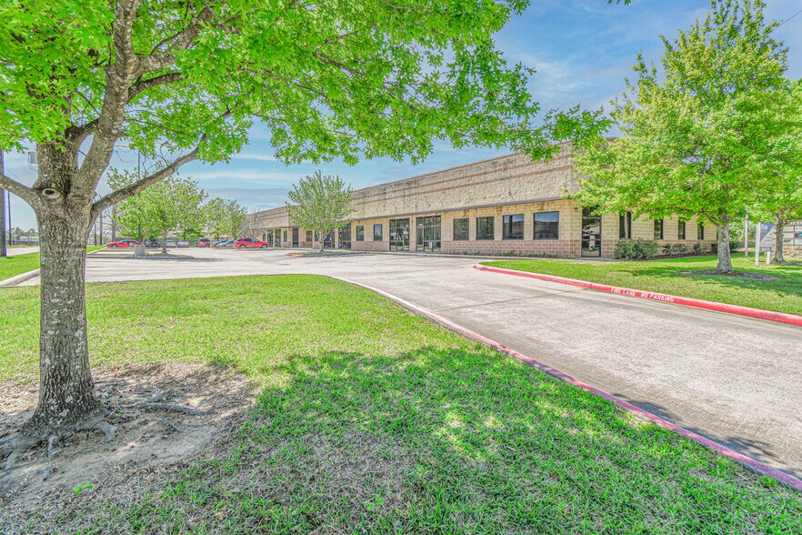 More Photos Of 500 Spring Hill Dr, Spring Unknown For Lease