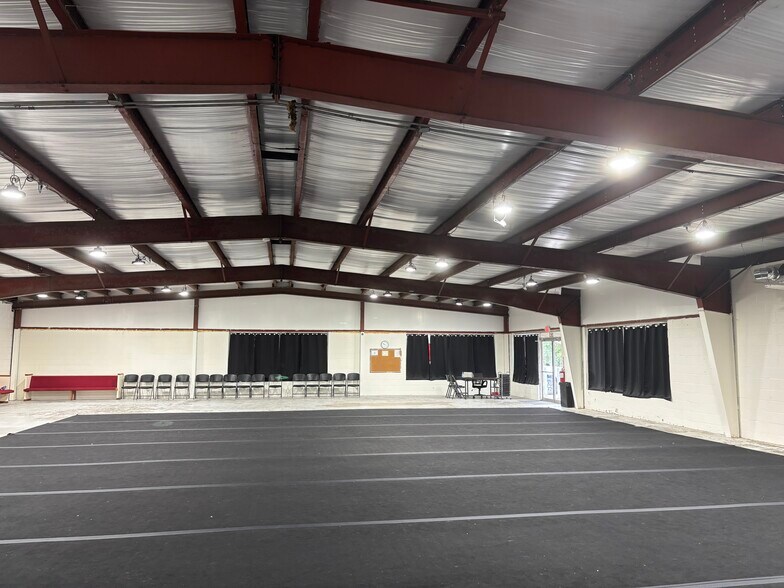 More Photos Of 1913 S Gordon St, Alvin Freestanding For Lease