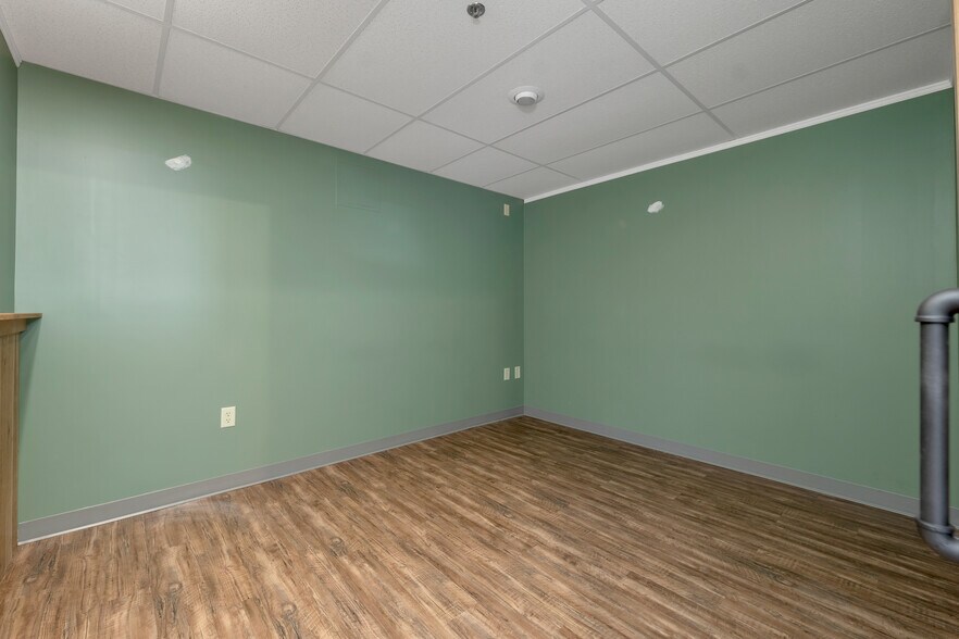 More Photos Of 45 Londonderry Tpke, Hooksett Office For Lease