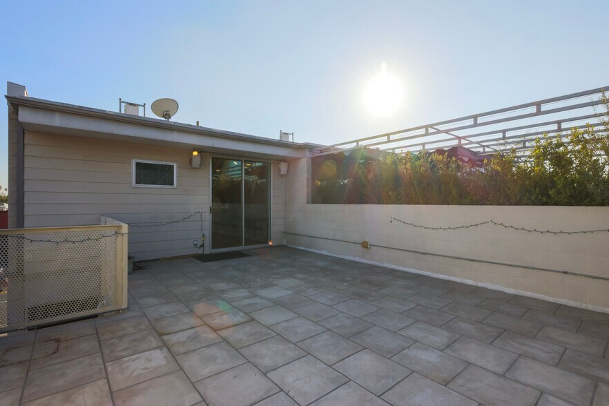 More Photos Of 6615-6621 Melrose Ave, Los Angeles Loft Creative Space For Lease