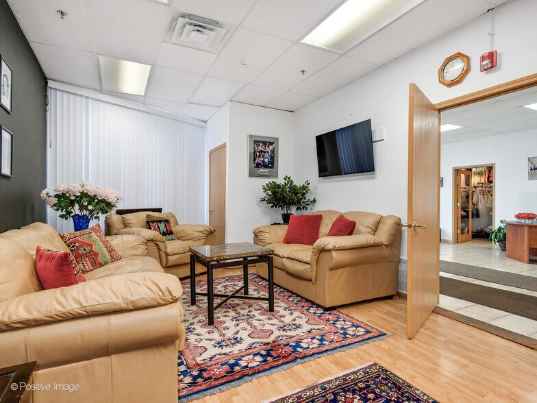 More Photos Of 2109-2119 Green Bay Rd, Highland Park Storefront Retail Residential For Sale