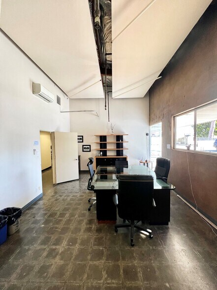 More Photos Of 5539 Riverton Ave, North Hollywood Manufacturing For Lease