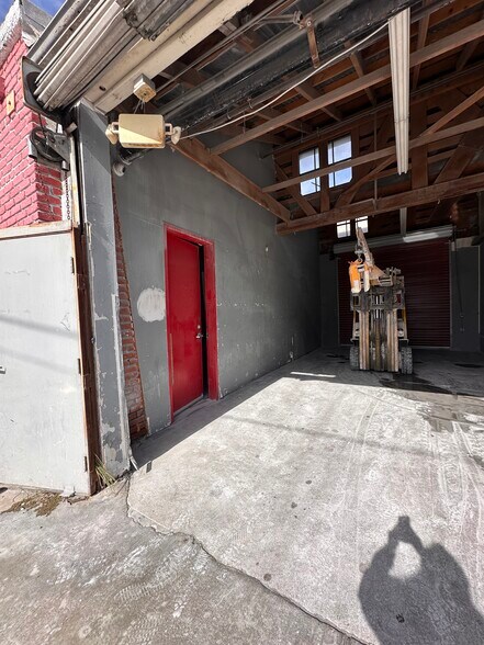 More Photos Of 2001 Belgrave Ave, Huntington Park Manufacturing For Lease