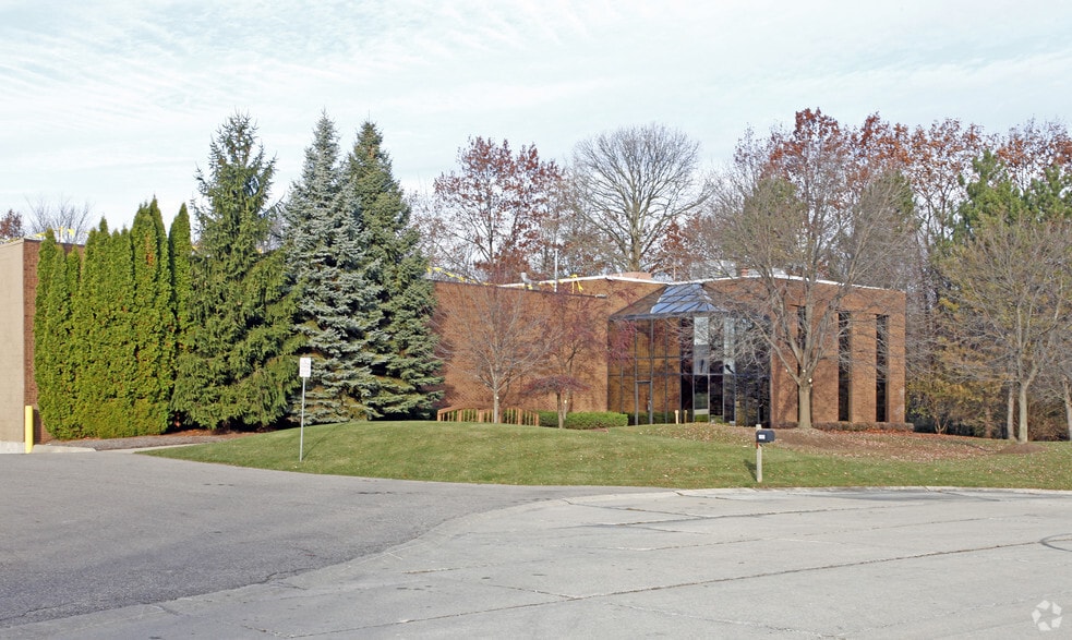 More Photos Of 1806 Rochester Industrial Dr, Rochester Hills Manufacturing For Lease