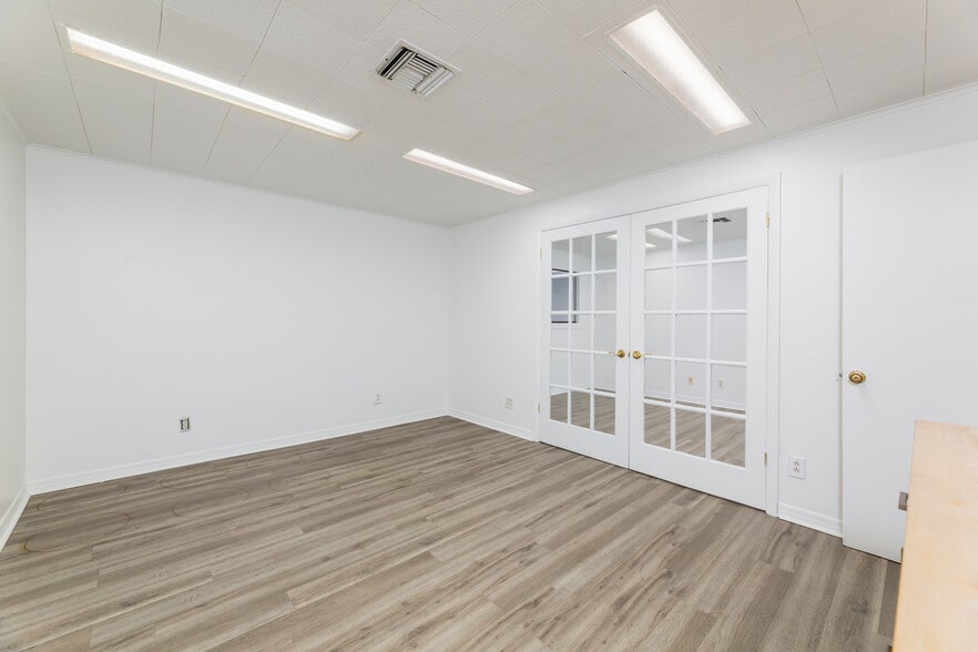 More Photos Of 128 Tomahawk Dr, Indian Harbour Beach Warehouse For Lease