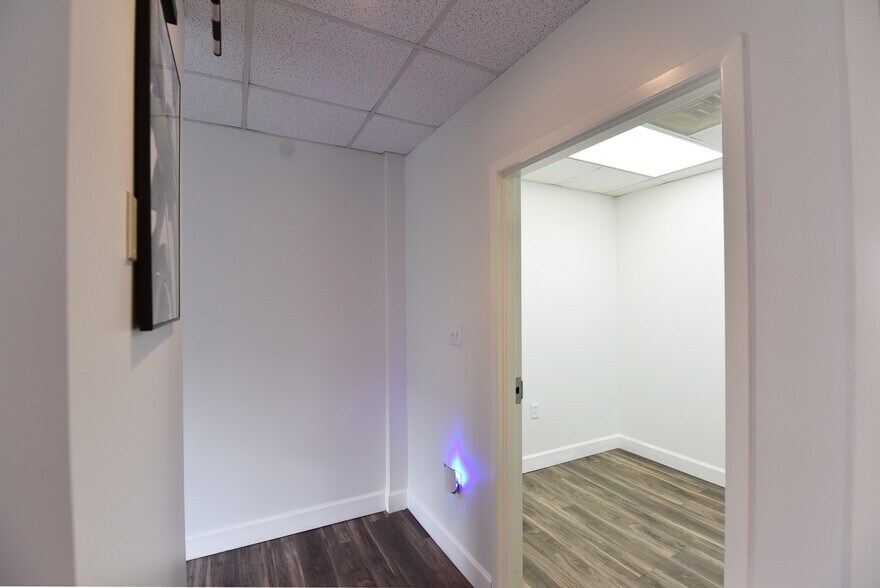 More Photos Of 13895 Hedgewood Dr, Woodbridge Medical For Lease
