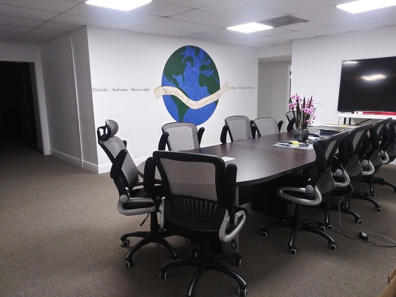More Photos Of 5017 N Coolidge Dr, Tampa Warehouse For Lease