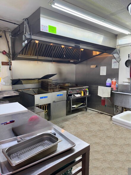 More Photos Of 8391 US Highway 301 S, Jacksonville Service Station For Lease