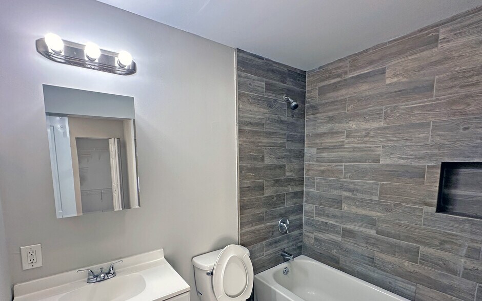 More Photos Of 969 Forest Ave, Forest Park Apartments For Sale