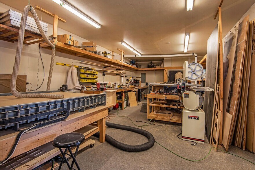 More Photos Of 592 N Sisters Park Ct, Sisters Flex For Sale