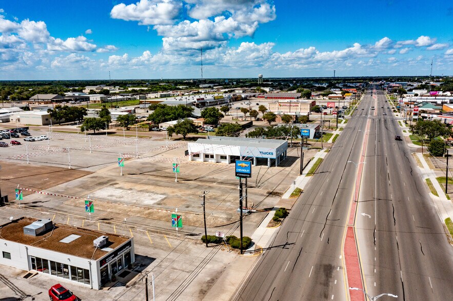 More Photos Of 3407 Navarro St, Victoria Flex For Sale