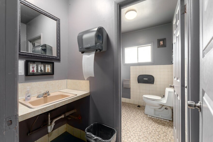 More Photos Of 125 Opresik Ln, Myrtle Creek Bar For Sale