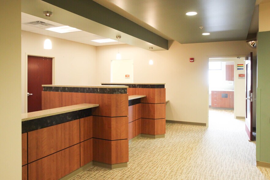 More Photos Of 377 W River Woods Pky, Milwaukee Medical For Lease