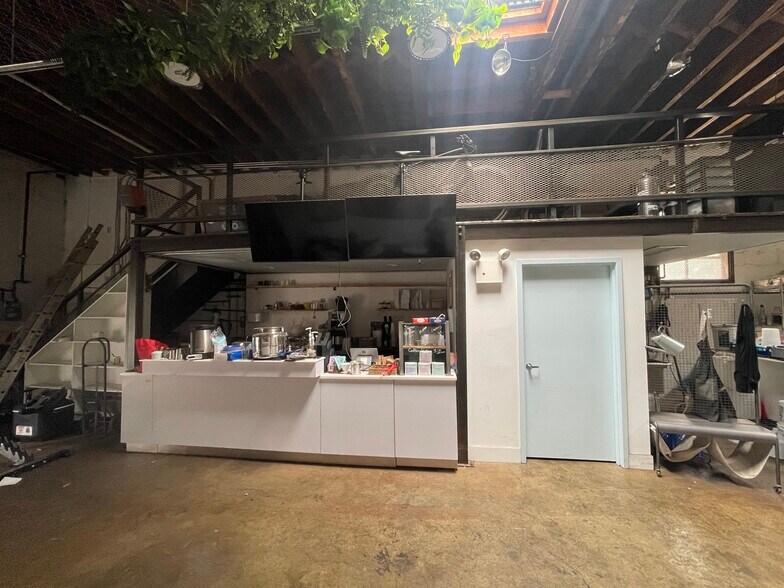More Photos Of 368 Mcguinness Blvd, Brooklyn Warehouse For Lease