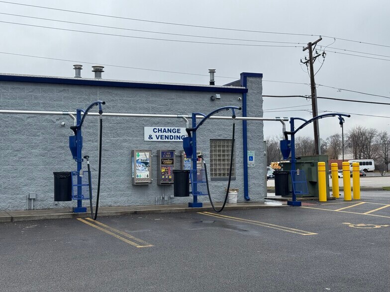 More Photos Of 527 N Green Bay Rd, Waukegan Carwash For Sale