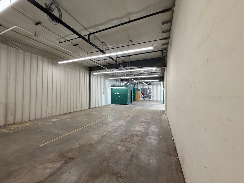 More Photos Of 2020 E Locust St, Davenport Freestanding For Sale