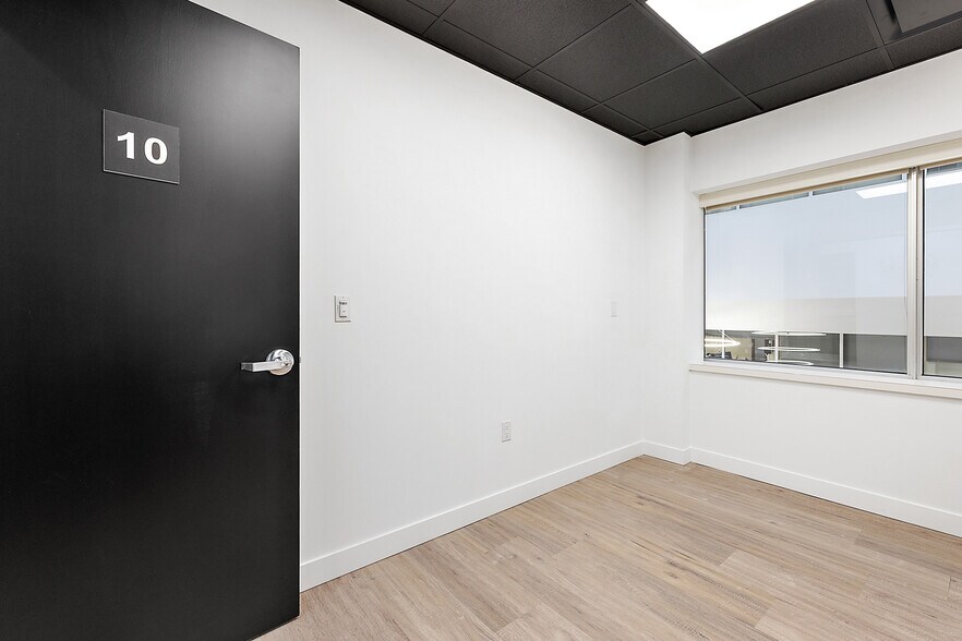 More Photos Of 801-803 W Big Beaver Rd, Troy Office For Lease