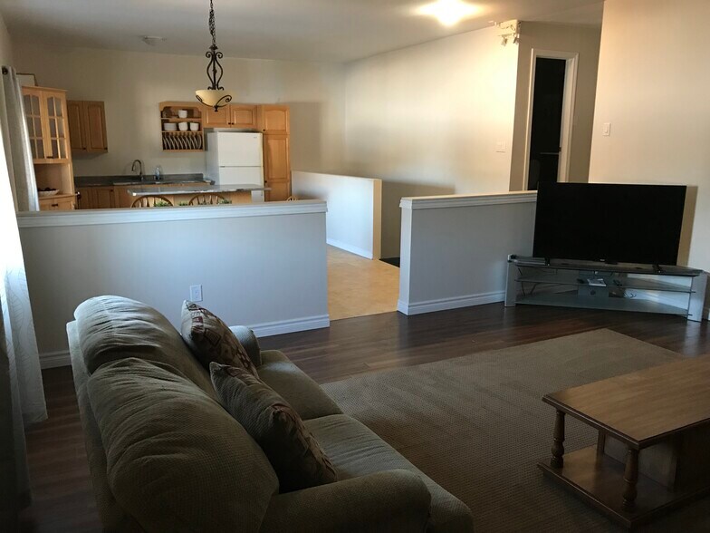 More Photos Of 2551 Petawawa Blvd, Petawawa Freestanding For Sale