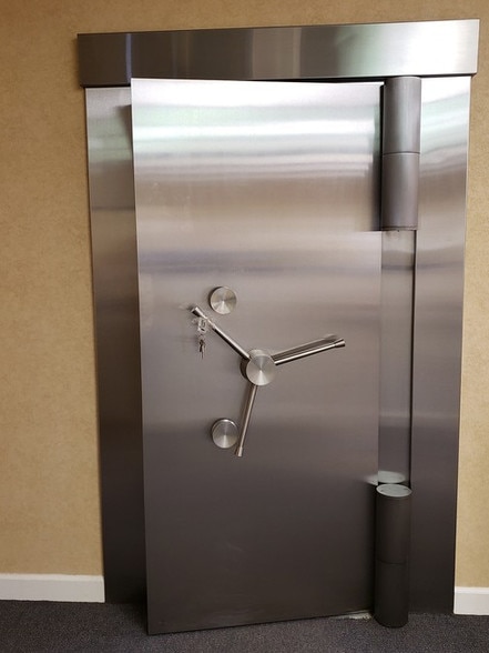 More Photos Of 201 Monroe St, Carthage Bank For Lease