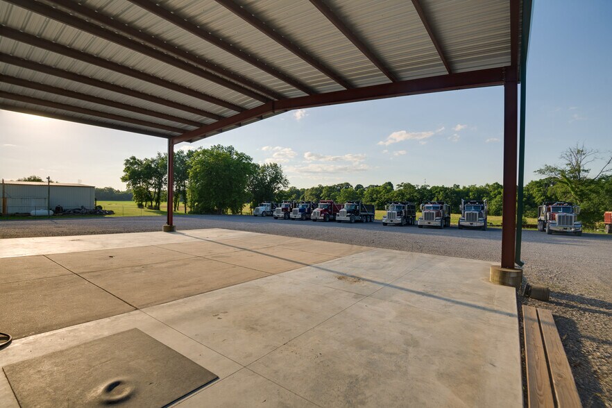 More Photos Of 2533 Highway 41A S, Shelbyville Showroom For Sale
