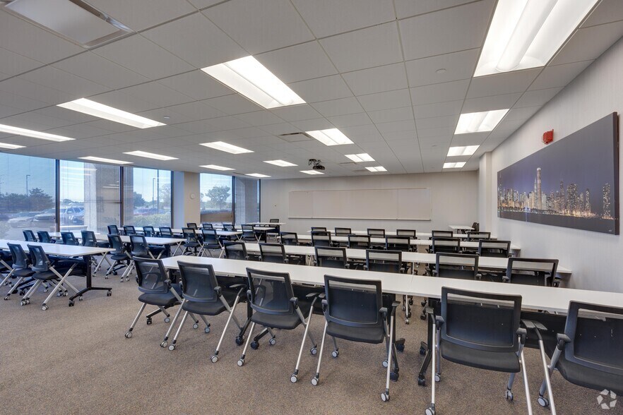More Photos Of 1415 W 22nd St, Oak Brook Office For Lease