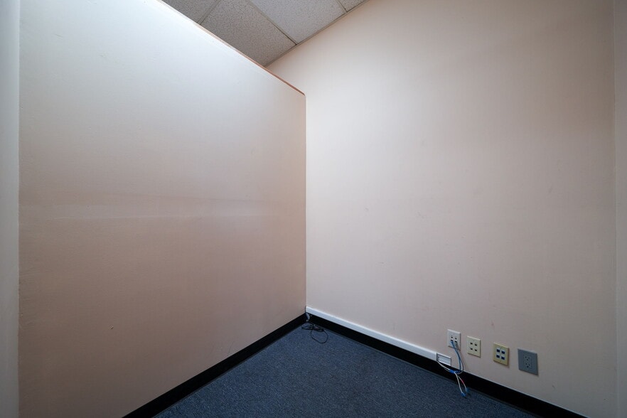 More Photos Of 1555-1557 SE Crystal Lake Dr, Corvallis Warehouse For Lease